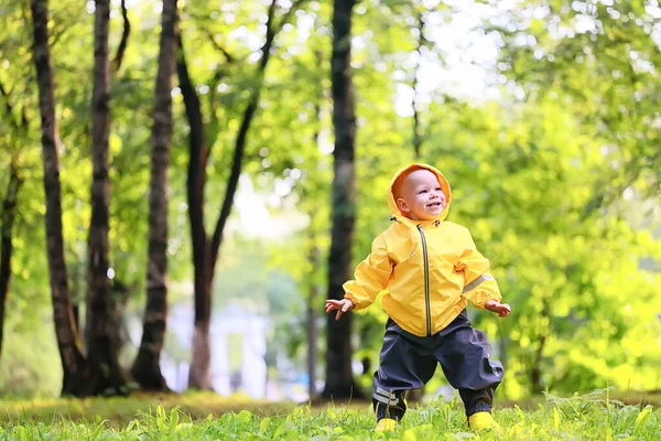 Divertente Passeggiata Bambino Impermeabile Autunno Stagionale Impermeabile Passeggiata All Aperto — Foto Stock