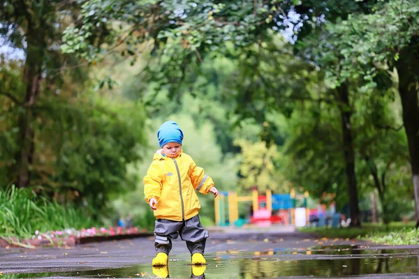 Gyerek Park Esőkabát Sárga Szórakoztató Szezonális Nedves Vízálló Kültéri Ruházat — Stock Fotó