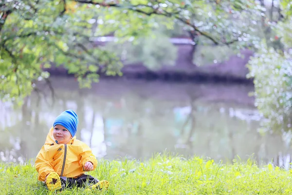 Spaziergang Kind Regenmantel Herbst Saisonale Wasserdichte Outdoor Spaziergang — Stockfoto