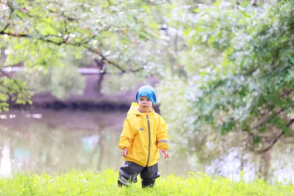 Outono Parque Menino Andando Look Sazonal Capa Chuva — Fotografia de Stock