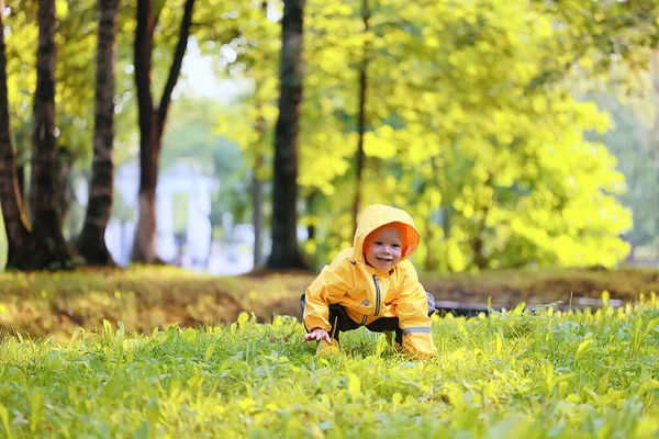 楽しい散歩子供レインコート秋の季節の防水屋外散歩 — ストック写真