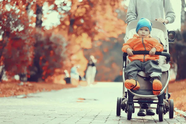 Jesienny Spacer Dziecko Wózku Ulica Plenerowy Krajobraz Miasta — Zdjęcie stockowe