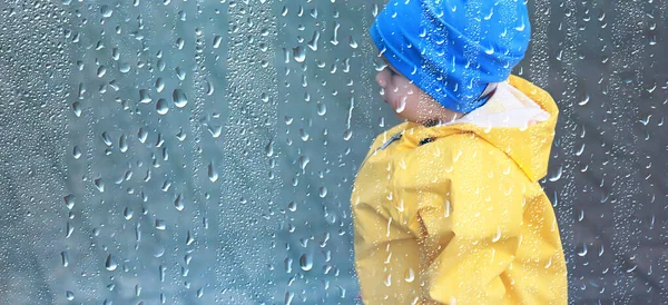 Chuva Andar Menino Outono Parque Gotas Chuva Poças Criança — Fotografia de Stock