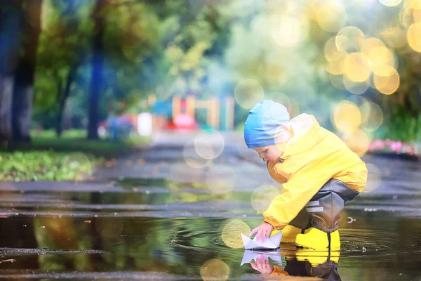 Паперовий Човен Калюжа Гра Хлопчик Сезонна Осінь Виглядає Плащ Жовті — стокове фото