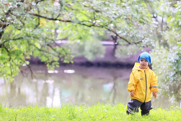 Sarı Yağmurluklu Çocuk Bak Sonbahar Mevsimi Parkta Yürüyor — Stok fotoğraf