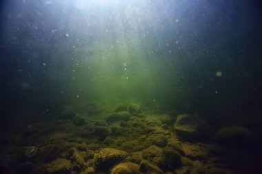 Güneş ışınları suyun altında, deniz manzarası tatlı su nehri dalışı