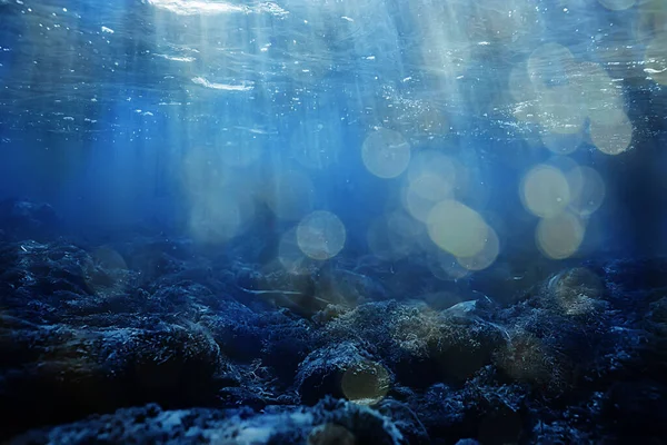 Suyun Altında Güneş Işınları Mavi Okyanus Arka Planı Duvar Kağıdındaki — Stok fotoğraf