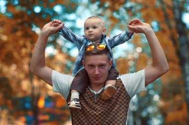 çocuk ile genç Baba