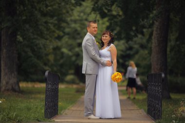 Gelin ve damat parkta yürüyor