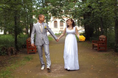 Gelin ve damat parkta yürüyor