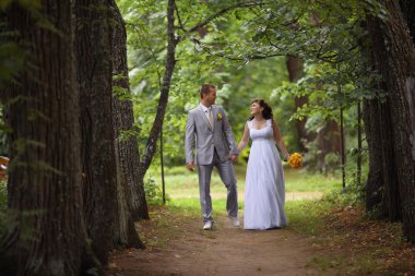 Gelin ve damat parkta yürüyor