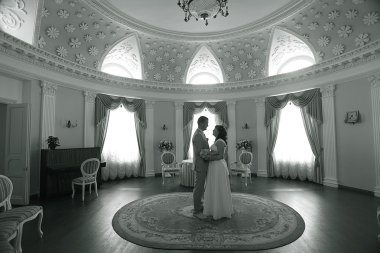 Gelin ve damat güzel bir malikânede