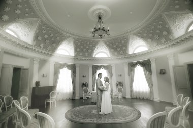 Gelin ve damat güzel bir malikânede