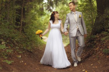 Gelin ve damat parkta yürüyor
