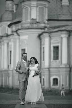 Gelin ve damadın üzerine yürüyen