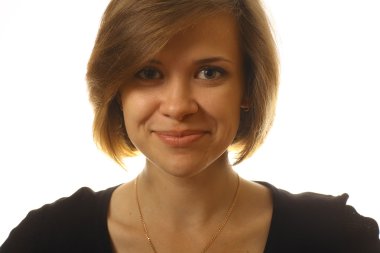 kısa saçlı kız gülümseyerek