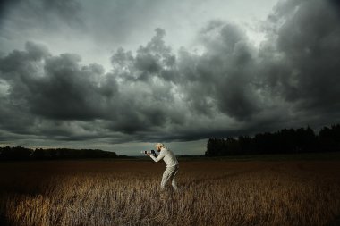 Sahada kameralı bir fotoğrafçı