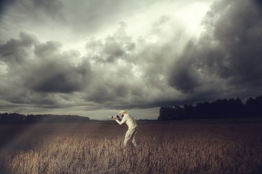 Sahada kameralı bir fotoğrafçı