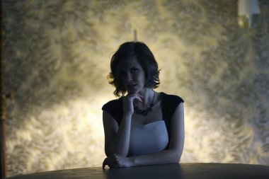 masada oturan kadın