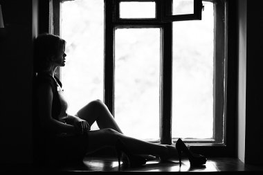 pencere kenarında oturan kadın