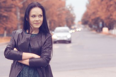 Şehirde güzel bir kız.