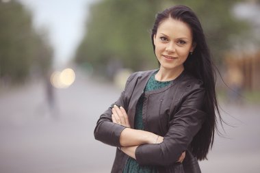 Şehirde güzel bir kız.