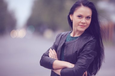 Şehirde güzel bir kız.