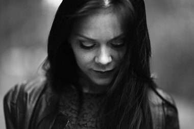 Güzel bir kızın portresi.