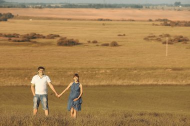 alandaki hamile kadın ve erkek
