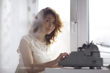 makine yazarak üzerinde tipik kız