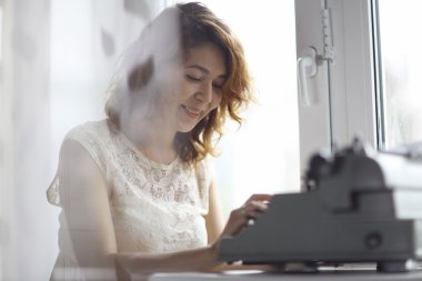 makine yazarak üzerinde tipik kız