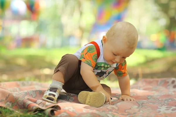 Маленький мальчик косит в парке — стоковое фото