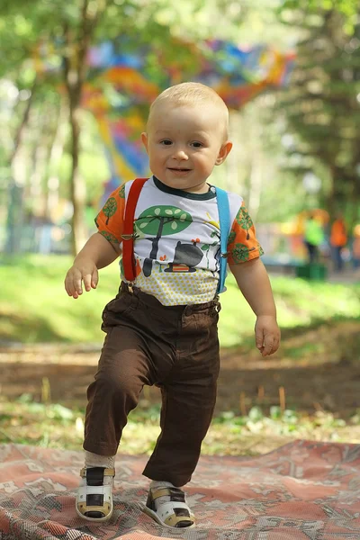 Pequeno menino entranhando no parque — Fotografia de Stock
