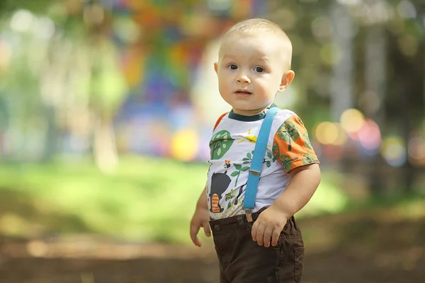 Маленький мальчик косит в парке — стоковое фото