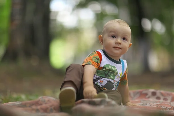 Pequeno menino entranhando no parque — Fotografia de Stock