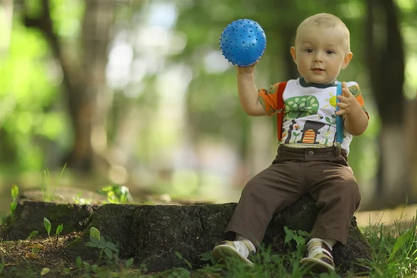 Child playing with ball in park — Stock Photo, Image