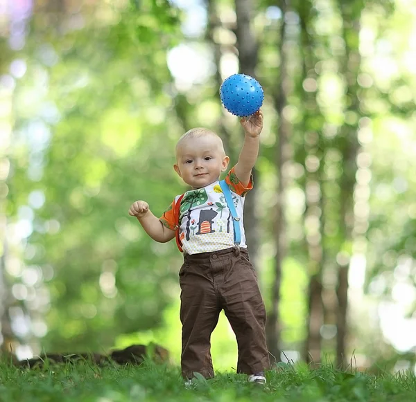 Barnelek med ball i park – stockfoto