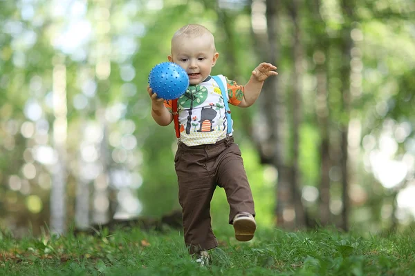 Bambino che gioca con la palla nel parco — Foto Stock