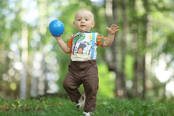 Criança brincando com bola no parque — Fotografia de Stock