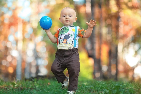 Criança brincando com bola no parque — Fotografia de Stock