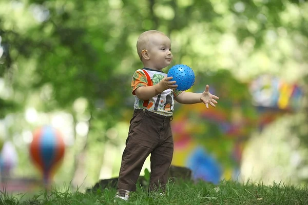 Criança brincando com bola no parque — Fotografia de Stock