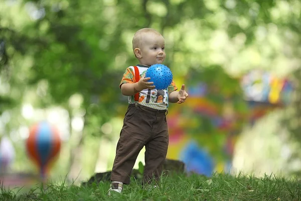 Criança brincando com bola no parque — Fotografia de Stock