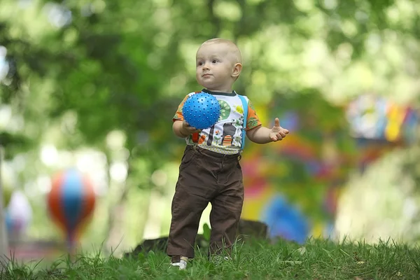 Bambino che gioca con la palla nel parco — Foto Stock