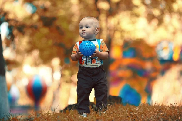 Criança brincando com bola no parque — Fotografia de Stock