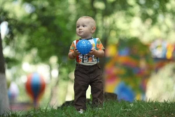 Criança brincando com bola no parque — Fotografia de Stock