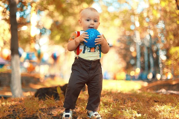 เด็กเล่นบอลในสวนสาธารณะ — ภาพถ่ายสต็อก