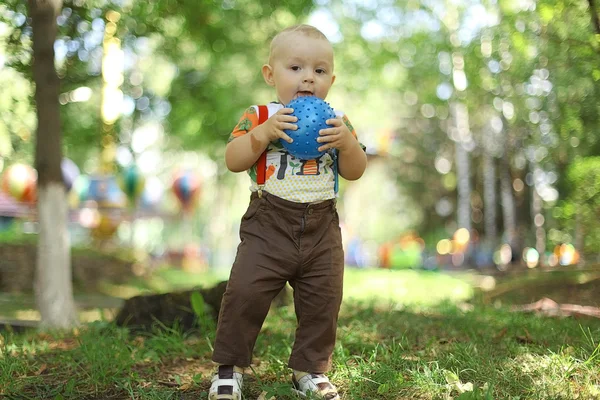 Criança brincando com bola no parque — Fotografia de Stock