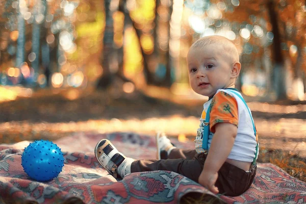 Child playing with ball in park — Stock Photo, Image