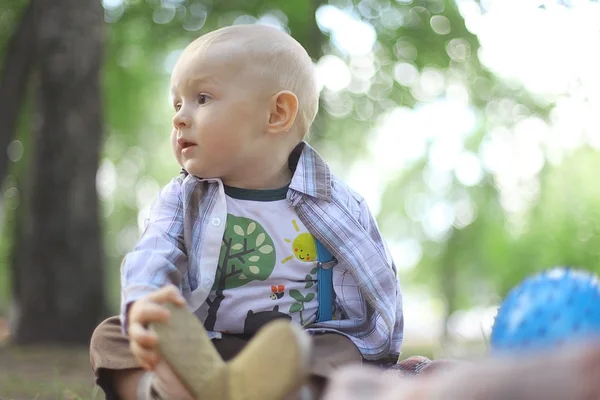 Kleine jongen in park — Stockfoto