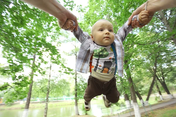 Pai brincando com filho no parque — Fotografia de Stock